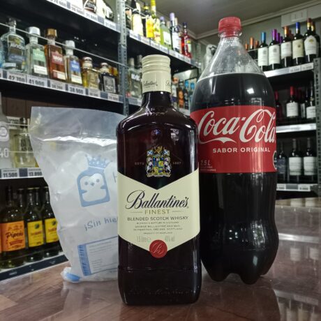 Promo Whisky Ballantines Finest 40° 1.5 Litros + Coca Cola Original 2.5 Lt + hielo